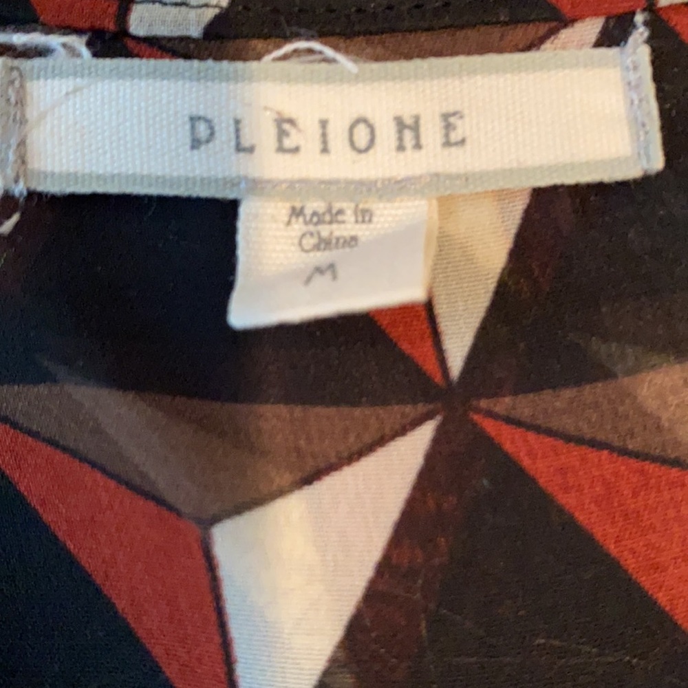 Great looking v neck 3/4 button blouse - Picture 6 of 6